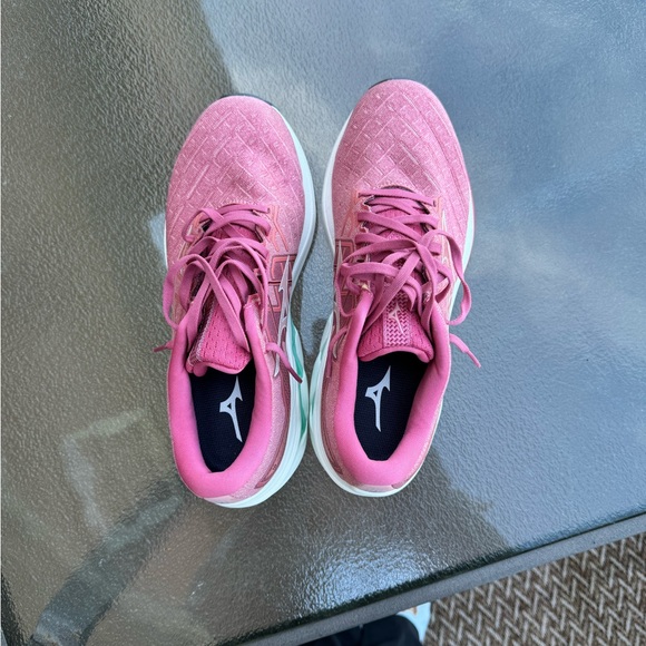 Mizuno running shoe size 10. - Picture 2 of 7